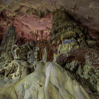 あぶくま洞の鍾乳石が織りなす立体的な洞内景観の写真