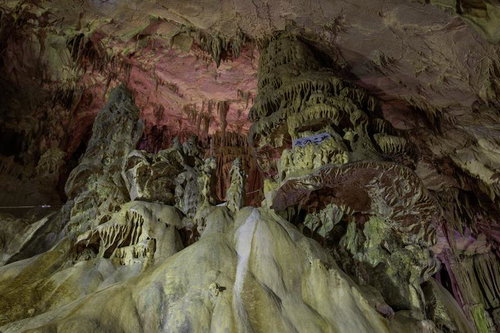 あぶくま洞の鍾乳石が織りなす立体的な洞内景観