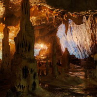 あぶくま洞の「月の世界」、ライトアップされた鍾乳石と洞内景観の写真