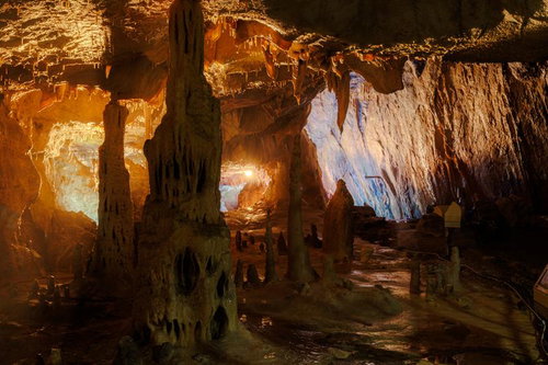 あぶくま洞の「月の世界」、ライトアップされた鍾乳石と洞内景観