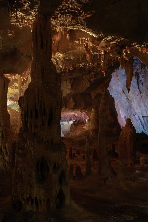 あぶくま洞の「月の世界」で鍾乳石を照らす夕刻のライトアップ