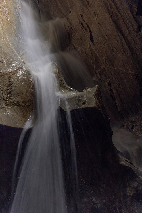 入水鍾乳洞の地底湖から落ちる水しぶきと岩壁