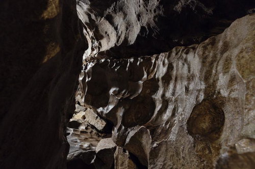 入水鍾乳洞の洞内通路に差し込む光と鍾乳石