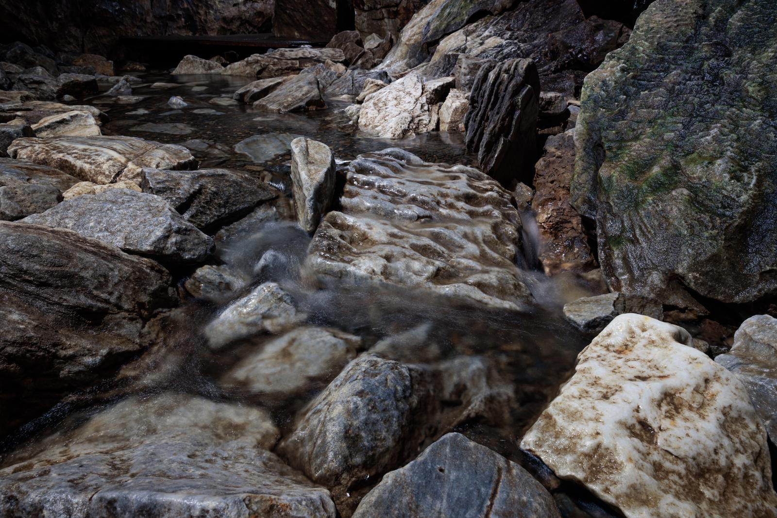 岩と地下水が流れる入水鍾乳洞の洞内風景