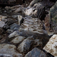 入水鍾乳洞の地下水が流れる岩肌と水の浸食跡の写真