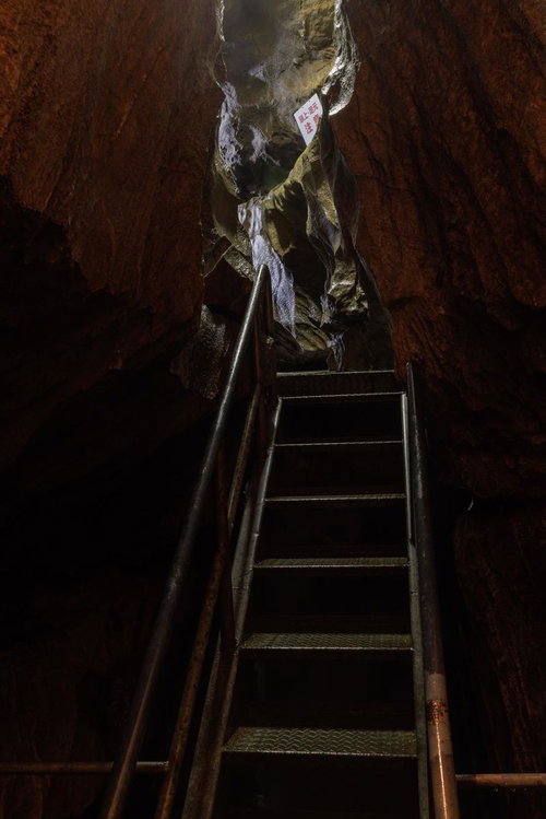 鍾乳洞の内部を上がる階段で辿る入水鍾乳洞探検