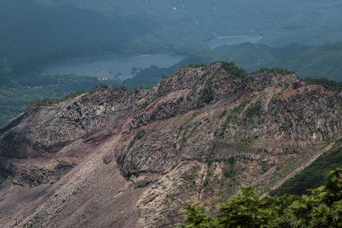 猪苗代登山口からの眺望、磐梯山の稜線と猪苗代湖