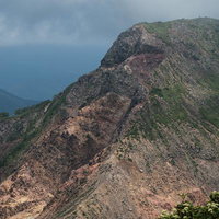猪苗代登山口から望む磐梯山の稜線と露出した山肌の写真