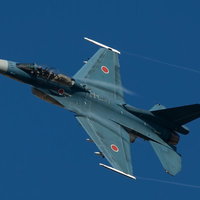 展示されたADTW F-2B戦闘機の青い機体の写真
