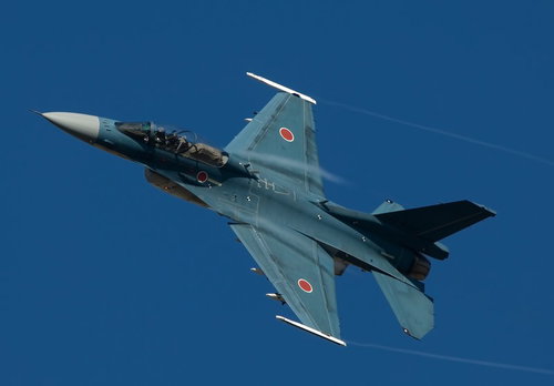 展示されたADTW F-2B戦闘機の青い機体