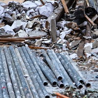 重機が入って作業中のマンションの解体現場の写真