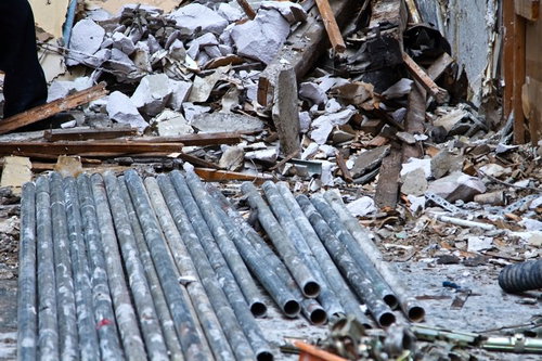 重機が入って作業中のマンションの解体現場