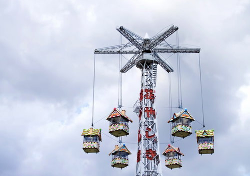 レトロな乗り物が見える曇り空の浅草花やしき