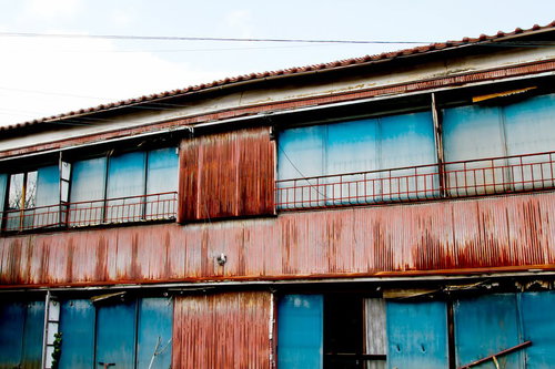 トタンの壁が朽ちて錆びた古いアパートの外観