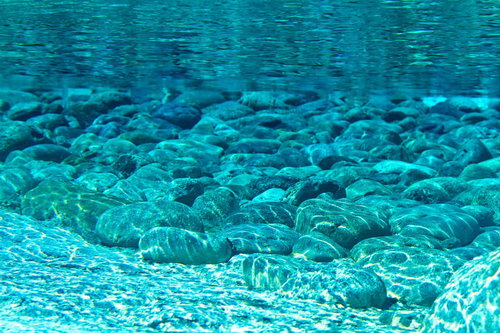 底の石や砂が見える透き通った水面