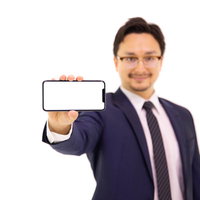 iPhone XS MAXの大画面を強調する外国人男性の写真