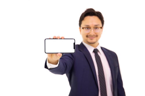 iPhone XS MAXの大画面を強調する外国人男性