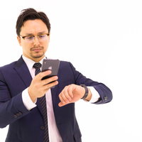 最新のスマートウォッチとスマートフォンを使う意識高い系の写真