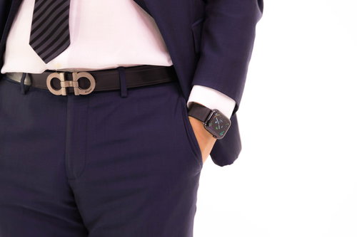 ポケットに手を突っ込む意識高めのスーツ男性