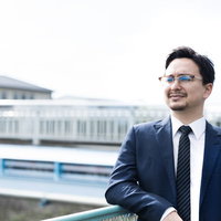 ちくしょう離職だと悔しさをにじませるスーツ姿の男性の写真