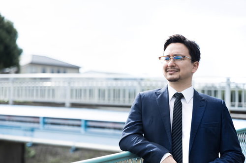 ちくしょう離職だと悔しさをにじませるスーツ姿の男性