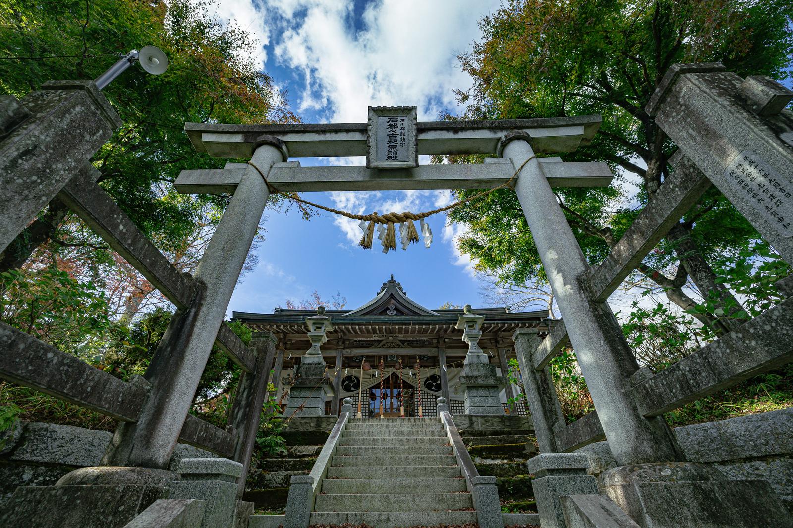 石造鳥居の先に本殿が見える石都々古和気神社の参道