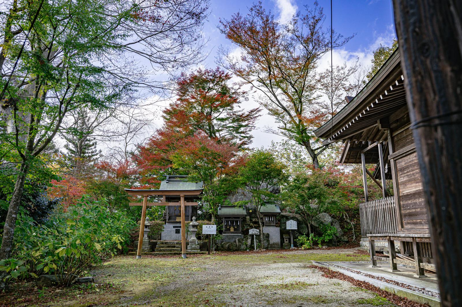 石都々古和気神社の境内と紅葉した木々