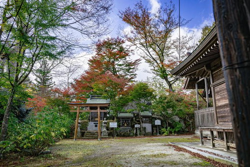 秋色に包まれた石都々古和気神社の境内の風景