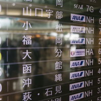 西日本方面への電光掲示板に表示された出発フライト情報の写真