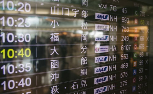 西日本方面への電光掲示板に表示された出発フライト情報