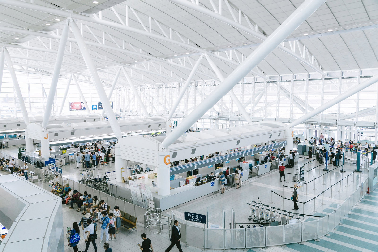 福岡空港国際線ターミナルのホールと旅行者