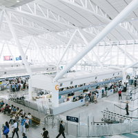 福岡空港の国際線ターミナルの広大なホールの写真