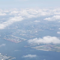 航空写真に映る東京の埋立地と工業地帯・港湾施設の写真