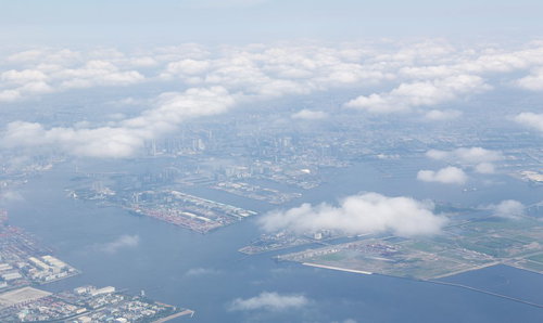 航空写真に映る東京の埋立地と工業地帯・港湾施設