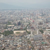 福岡市街の夜景と人物シルエットの写真