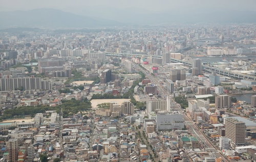 福岡市街の夜景と人物シルエット