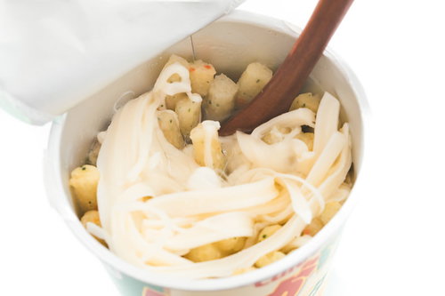 白い容器に入ったじゃがアリゴ、チーズが伸びる様子