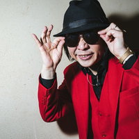 赤いスーツとサングラスの男性に因縁をつけられた場面の写真