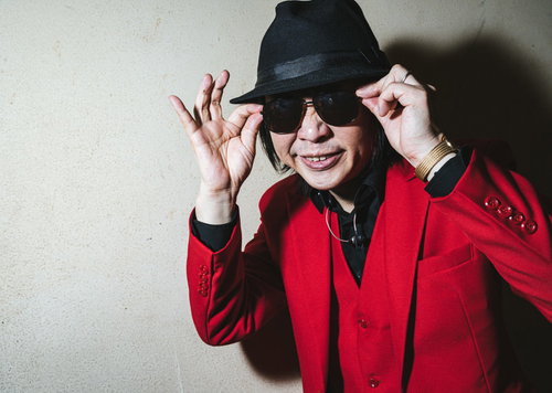 赤いスーツとサングラスの男性に因縁をつけられた場面