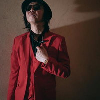 赤いジャケットを着た不審者が話しかけてくる男性の写真