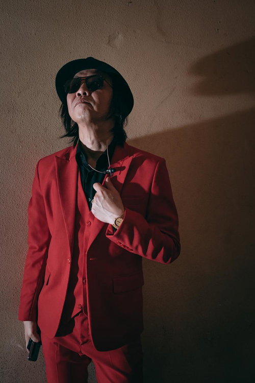 赤いジャケットを着た不審者が話しかけてくる男性