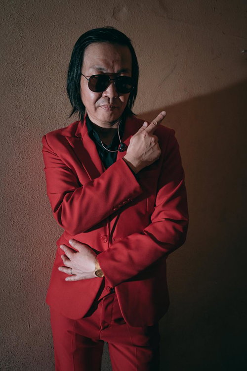 路上で知り合ったマジシャンぽい赤いスーツの男性