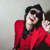 赤いスーツを着た変質者に声をかけられる男性の写真