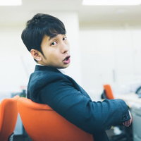 振り向きざまダメだしをしてくる教育係の写真