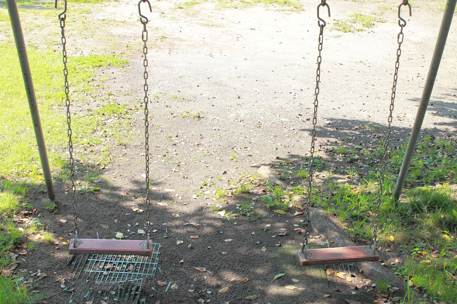 等間隔に並ぶ公園のブランコ