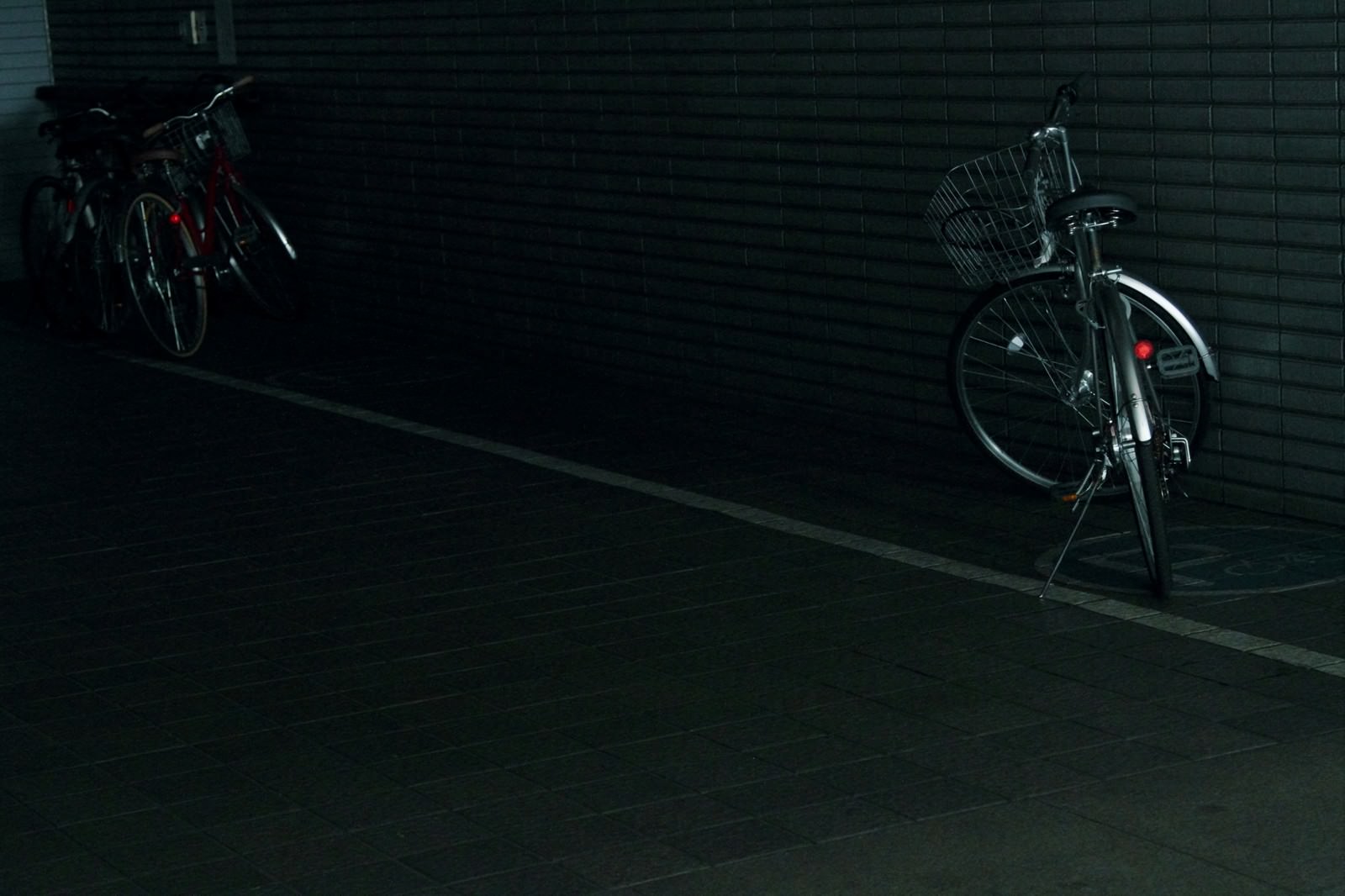 暗い駐輪場に並ぶ自転車