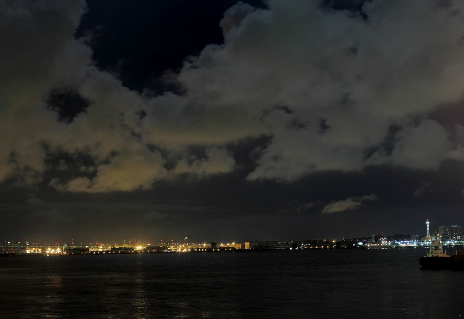 水面に映る大黒埠頭の工場夜景