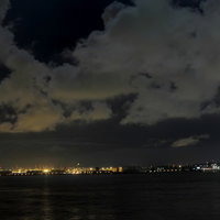 工場の明かりが水面に映る大黒埠頭の夜景パノラマの写真