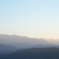 緑の山々が霧に覆われた霧深い山岳風景の写真