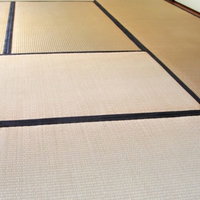 畳と襖と丸い照明がある和室の部屋の正面の写真
